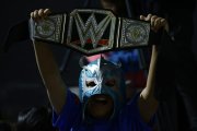 Los niños fueron los que más disfrutaron durante la noche de lucha libre.