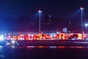 Equipos de rescate se reúnen para responder a un accidente aéreo en el río Potomac, cerca del Aeropuerto Nacional Ronald Reagan en Washington.