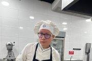 El humorista muestra el plato que aprendió en una escuela culinaria.