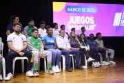El presidente Daniel Noboa junto a los deportistas durante el anuncio oficial de la sede.