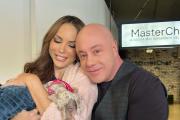 Érika Vélez y Jorge Rausch con la cachorrita Olivia.