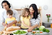 Especialistas recomiendan involucrar a los niños en la preparación de los alimentos para mejorar la alimentación familiar.