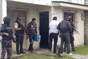 Policías llegaron a la casa de la víctima para tomar procedimiento.