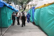 Los policías revisan el lugar en el que ocurrió el crimen de La Patrona para conocer más detalles y levantar más indicios.