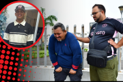El padre de Jorman Godoy Palencia recibe el consuelo de un pariente, afuera de la morgue de Guayaquil.