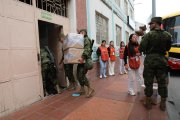 Los militares ingresan con los paquetes electorales a los diferentes recintos.