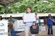 La candidata presidencial, Andrea González, votó en Chongón.