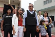 Jimmy Jairala, acompañado de su familia, ejerció su derecho al voto.