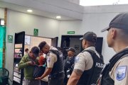 Los agentes revisaban a los votantes antes del ingreso a los recintos electorales.