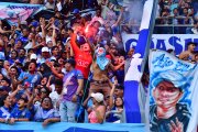 Los hinchas de Emelec poniendo la euforia y el color en las gradas del Capwell.