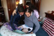 El hermano y la sobrina de Diego lo ayudan para llevarlo a las terapias.