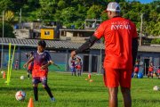 Marlon Ayoví (d), exseleccionado de Ecuador ahora entrena a pequeños jugadores