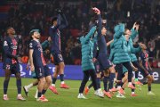Jugadores de París Sain-Germain festejan con su hinchada luego de la goleada 7-0 a Brest en Champions League