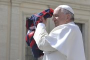 El Papa Francisco con una camiseta de su querido San Lorenzo.