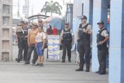 Los agentes realizan vigilancia y patrullajes en sectores estratégicos, como el terminal terrestre, así como en áreas conflictivas.