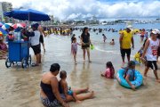 Miles de turistas disfrutan del Carnaval 2025 en Salinas.