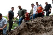 El presidente Daniel Noboa visitó la zona cero del aluvión en Piñas.