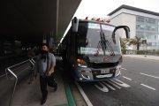 Los buses que van desde las terminales terrestres entran hasta las instalaciones del aeropuerto. Los usuarios esperan de manera segura.