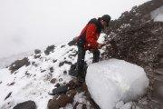 Con un pico, Juan Ushca le da forma al bloque de unas 60 libras que sacó del volcán.