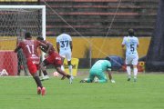 El golero Johan Lara (c) se lamenta tras el fallo en el gol del Ponchito.
