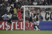 osé David Contreras (c) de Barcelona controla un balón en el partido de la tercera ronda de la Copa Libertadores entre Corinthians y Barcelona en el estadio Neo Química Arena en Sao Paulo (Brasil)