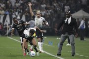 Ángel Romero (c) de Corinthians disputa el balón con Aníbal Chalá (i) de Barcelona en un partido de la tercera ronda de la Copa Libertadores.