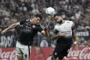 Memphis Depay (d) de Corinthians disputa el balón con Gastón Campi de Barcelona.