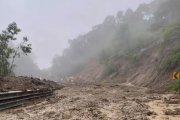 Gran deslizamiento de tierra deja incomunicada importante vía en Manabí.