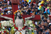 Todos los años, miles de Fieles participan en la solemne procesión de Semana Santa, una de las tradiciones más emblemáticas de Ecuador.
