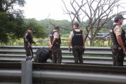 Agentes policiales llegaron al sitio para tomar procedimiento.