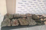 Entre las evidencias se encontraron varios chalecos de militares.