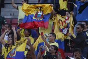 Aficionados de Ecuador este martes 25 de marzo apoyaron a la Tri desde las gradas del estadio Nacional Julio Martinez Pradanos en Santiago.