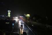 La lluvia de esta noche en Guayaquil generó congestión vehicular en algunos sectores.