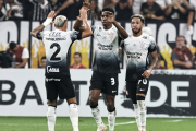 Félix Torres (c) anotó un gol para Corinthians en el duelo ante Barcelona, por la fase 3 de Copa Libertadores