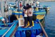Familiares de los pescadores los recibieron y abrazaron.