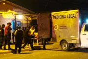 El cadáver fue retirado del sitio. Los policías buscan pistas en cámaras de seguridad.