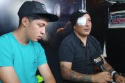 Edison Pilataxi junto a su hijo en el estadio de tatuajes del que es propietario, pero que de momento tiene cerrado por el percance.