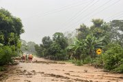 Las intensas lluvias han provocado fuertes bloqueos en las vías de Manabí.