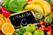 No solo las naranjas, muchas frutas y verduras te brindan la vitamina C que tu cuerpo necesita.