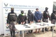 En el Guasmo Sur, una familia fue aprehendida con armas. Ellos argumentaron que criminales los forzaron a guardarlas.