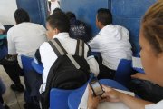 Estudiantes en aulas de clase podrán utilizar el teléfono, pero solo en niveles de bachillerato.