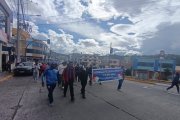 Familias enteras participaron en la marcha pacífica en Salasaka, Pelileo, clamando por seguridad y justicia.