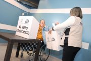 Los delegados del CNE llevaron el material electoral hasta el domicilio de los beneficiarios del Voto en Casa.