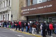 Varias personas esperan por su cédula en la agencia de Registro Civil de San Blas.