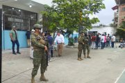 Los militares custodian el recinto electoral donde le toca votar al Presidente