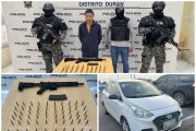El sujeto andaba en un carro con alerta de robo. Lo detuvieron en un domicilio, en donde había un fusil.