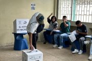 ¿Hasta qué hora pueden acudir los ecuatorianos a votar?