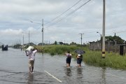 Los habitantes de los recinto de Pimocha también caminaron en medio de la inundación para llegar a sus hogares.