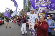 Simpatizantes de Daniel Noboa celebran con banderas, sin tener certezas aún del CNE, la participación del presidente candidato en Quito.