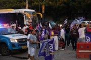 Militantes se concentran en los exteriores del CNE.
